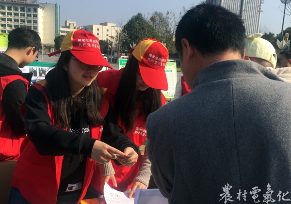 3月15日上午国网安徽宁国市供电公司员工在该市市政府广场开展“3.15“消费者权益日宣传活动 (1).jpg