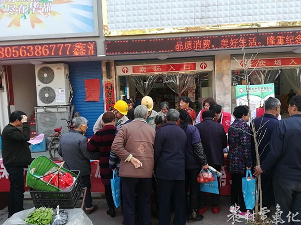 3月15日上午国网安徽宁国市供电公司员工在该市港口镇街道开展“3.15“消费者权益日宣传活动(3).jpg