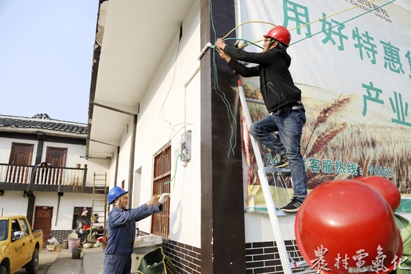 （唐福德摄）图为石门供电所苏国军正在现场检查安装工艺等问题.JPG