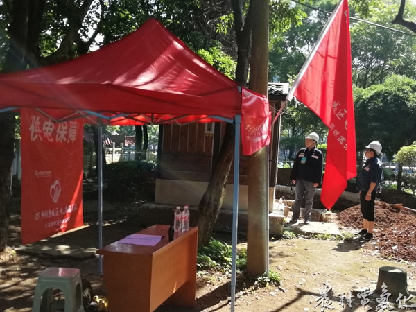 苗乡侗寨城区电力服务队主动请缨，配合全天候蹲守在凯里各考点，同时不间断对考试保电线路和设备进行巡视。全力以赴保证高考期间安全可靠供电，为全市莘莘学子营造舒适的考试环境.jpg
