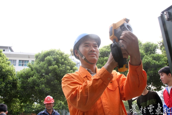 对所辖10千伏配电线路通道开展安全性特巡.JPG