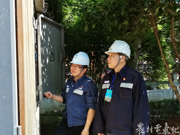 苗乡侗寨城区电力服务队主动请缨，配合全天候蹲守在凯里各考点，同时不间断对考试保电线路和设备进行巡视。全力以赴保证高考期间安全可靠供电，为全市莘莘学子营造舒适的考试环境2.jpg