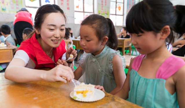 6月1日，在国际儿童节到来之际，国网滑县供电公司郭伟、杨宁等8名“小红帽”青年志愿者一起来到该县瓦岗乡马庄小学，开展安全用电进校园活动，为小朋友们送去了特殊的节日礼物，陪小朋友度过一个有意义的儿童节。