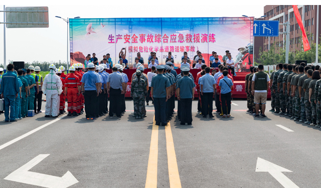 本次演练是模拟危险化学品道路运输事故，场面逼真、准备充分参演的各个部门、人员均能够做到反应迅速、分工明确、处置有序、衔接顺畅，圆满完成演练的预定目标和任务。图为2018年7月7日，河南滑县锦华路与欧阳路交叉口，该县县委县政府联合各相关单位正在开展的生产安全事故综合应急救援演练现场。