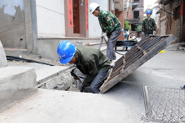 9月29日，福建长汀供电公司组织人员对南大街电缆进行入地改造，助力长汀县四大街区改造工程（袁鸿梅13950896516）.JPG