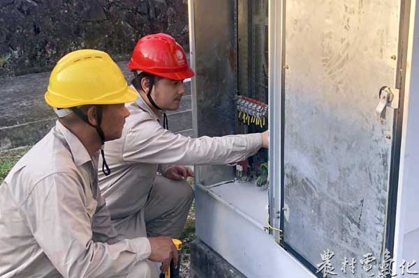 【国庆节坚守岗位】10月3日，福建宁德福鼎市供电公司变电运维班副站长陈荣钿和值班员杨守聪巡查110千伏城西变电站。（周婷婷）.jpg