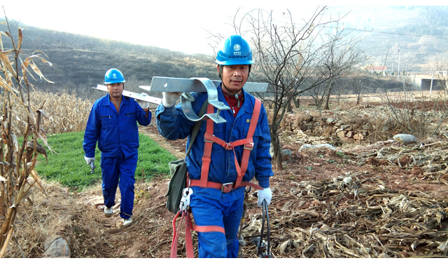 农村电气化网讯：11月23日，枣庄供电公司施工人员正在野外，对地处偏僻的山区山亭区徐庄镇10千伏徐庄线东峪支线进行升级改造，更换导线4000余米，新增线路开关1台，提高设备安全供电能力和客户用电质量，确保所辖配电台区300多户村民冬季用上放心电。