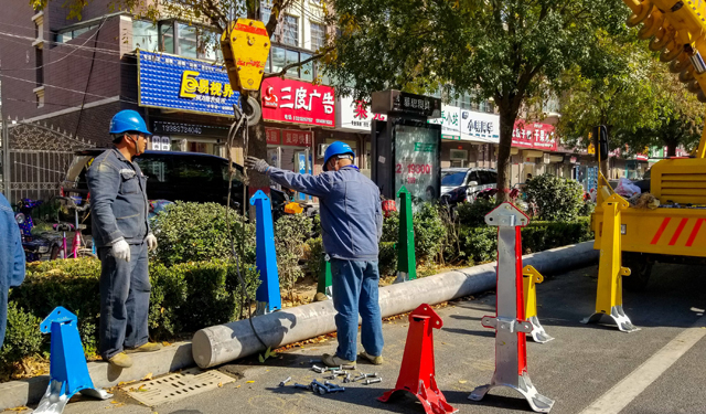 农村电气化网讯：11月4日，河南滑县新区英民小学门口，“煤改电”配套改造现场，李全等12名电力工人正在进行新建10千伏古城线路立杆工作，“煤改电”工程如火如荼，极大助力该县“蓝天保卫战”。