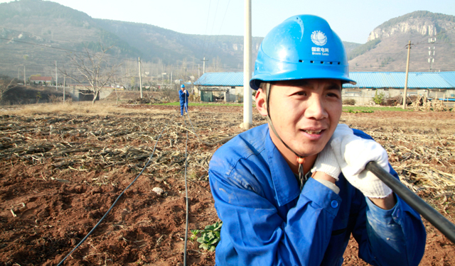 农村电气化网讯：11月23日，枣庄供电公司施工人员正在野外，对地处偏僻的山区山亭区徐庄镇10千伏徐庄线东峪支线进行升级改造，更换导线4000余米，新增线路开关1台，提高设备安全供电能力和客户用电质量，确保所辖配电台区300多户村民冬季用上放心电。