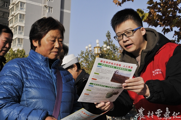 “国家宪法日”街头讲法——灵寿公司.jpg.jpg