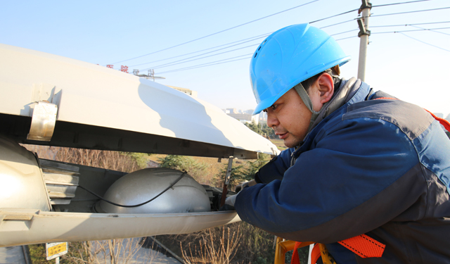 据悉，为确保“春节”期间城区路灯正常照明，保障市民出行安全，该公司路灯维护班组正抓紧时间对该县城区路灯、控制箱开展全面排查、维护工作，并调整路灯合理亮化时间。