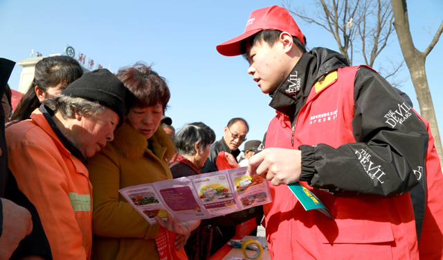 据了解，自2月份下旬以来，皖北地区气温逐渐回升，人们开始频繁的户外活动，植树“黄金季”已经到来。为避免新栽树木对供电线路造成安全隐患，引导群众远离输电线路植树，该公司组织人员在人口密集的活动场所以及乡镇街道开展安全植树宣传，发放和讲解安全用电知识及如何保护电力设施以防止对人身安全造成伤害。同时，该公司宣传人员还引导小朋友们远离电力线路放风筝。