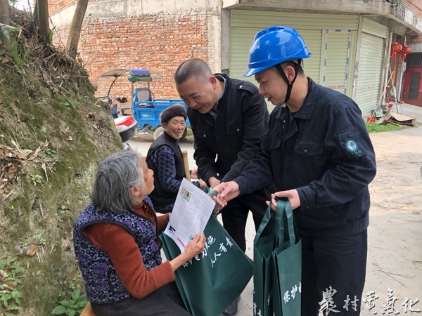 3月29日，福建宁德福鼎市供电公司员工卓佐满联合市电力执法办黄仁浩，在市丹岐村开展输电线路清明防山火宣传。（钟国欢）.jpg