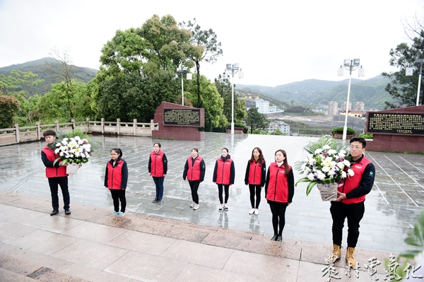 国网福鼎市供电公司：开展清明节祭扫烈士陵园活动(钟国欢).JPG