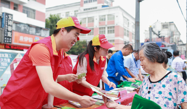 农村电气化网讯：6月16日，为迎接第六个全国安全生产宣传咨询日的到来，国网安徽省和县供电公司共产党员服务队的队员们王蓓、马晓云、李园园来到该县历阳镇小市口开展“安全生产宣传咨询日”活动。