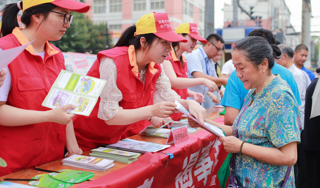 农村电气化网讯：6月16日，为迎接第六个全国安全生产宣传咨询日的到来，国网安徽省和县供电公司共产党员服务队的队员们王蓓、马晓云、李园园来到该县历阳镇小市口开展“安全生产宣传咨询日”活动。