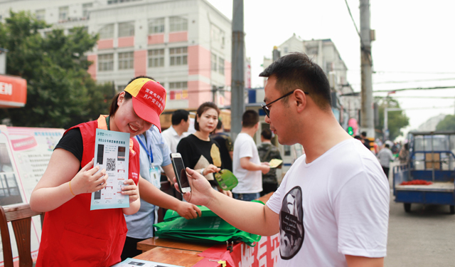 农村电气化网讯：6月16日，为迎接第六个全国安全生产宣传咨询日的到来，国网安徽省和县供电公司共产党员服务队的队员们王蓓、马晓云、李园园来到该县历阳镇小市口开展“安全生产宣传咨询日”活动。