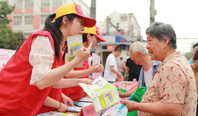 农村电气化网讯：6月16日，为迎接第六个全国安全生产宣传咨询日的到来，国网安徽省和县供电公司共产党员服务队的队员们王蓓、马晓云、李园园来到该县历阳镇小市口开展“安全生产宣传咨询日”活动。