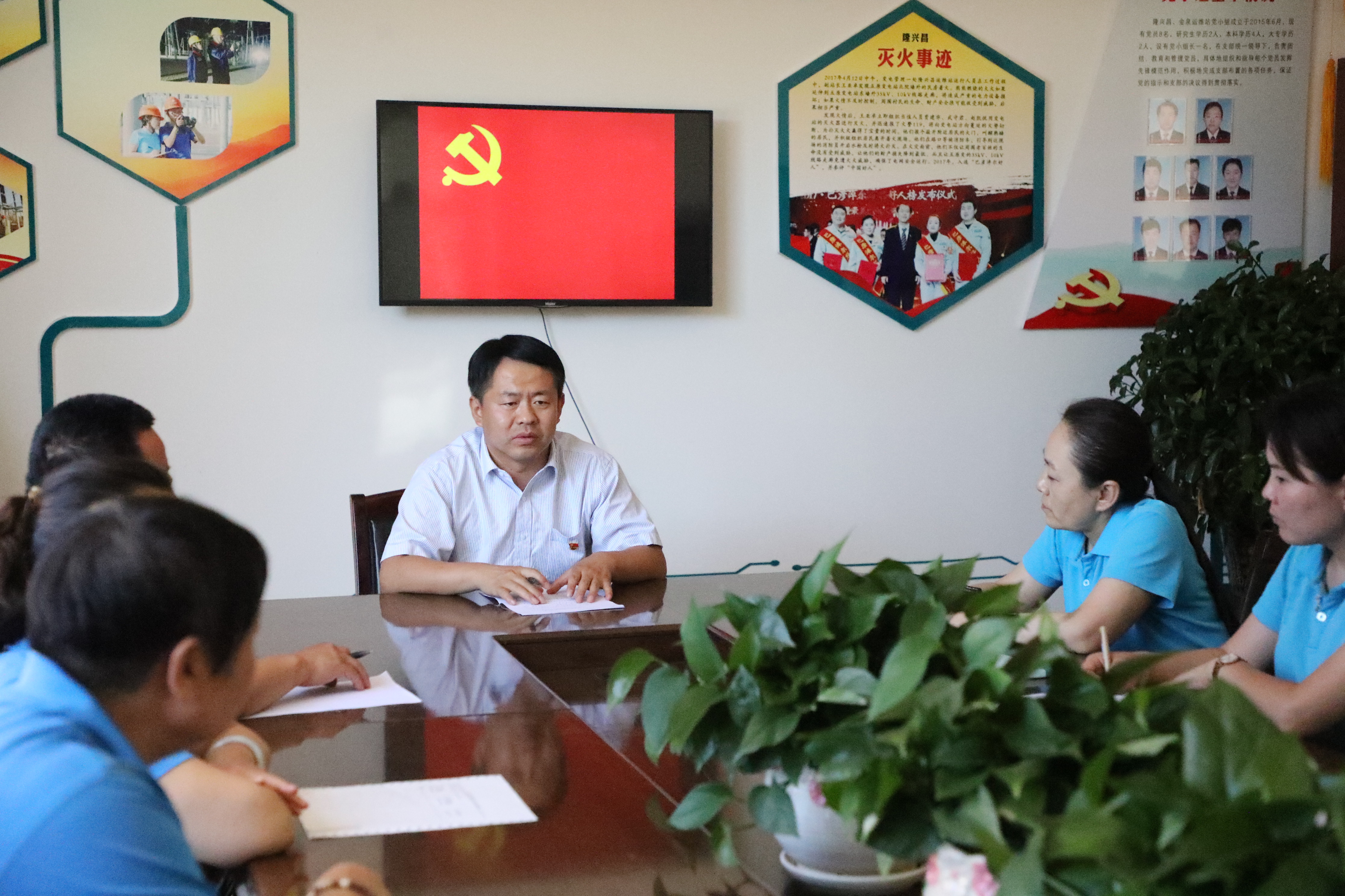 [titlepic]党徽映初心 责任显担当