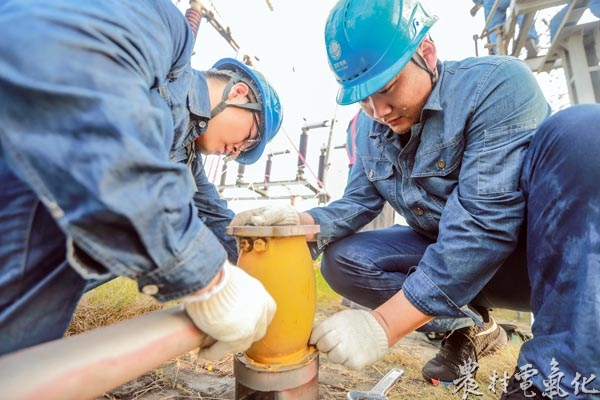 8月1日早上5点，安徽省马鞍山供电公司员工刘徽徽、任浩在该市和县220千伏西梁山变电站，进行110千伏西和5143闸刀刀头发热处理工作。陶磊（摄）.jpg