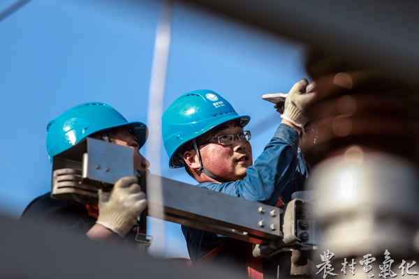 8月1日早上5点，安徽省马鞍山供电公司员工包小东、任浩在该市和县220千伏西梁山变电站，进行110千伏西和5143闸刀刀头发热处理工作。陶磊（摄）.jpg