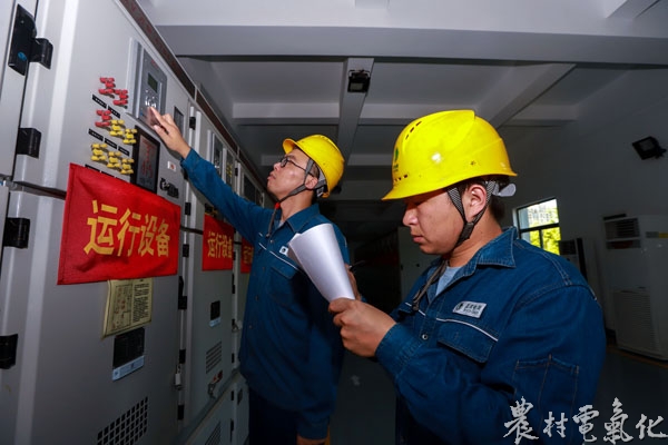 7月30日，安徽马鞍山供电公司员工贾元、韩斌在高温下对南湖运维站运行设备进行巡视。陶磊摄 (2).jpg