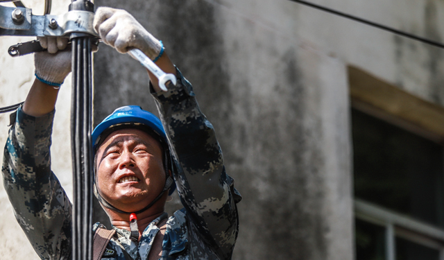 马鞍山公司对重要设备及线路进行电网“体检”，提升设备健康运行水平。8月2日，安徽省马鞍山供电公司员工来到该市花山区王家甸台区，对380伏线路12杆进行导线架设工作。