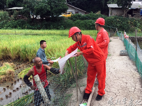 国网遂宁射洪县供电公司员工向小飞、陈永红在射洪县潼射4村9社开展秋收安全用电宣传1.JPG