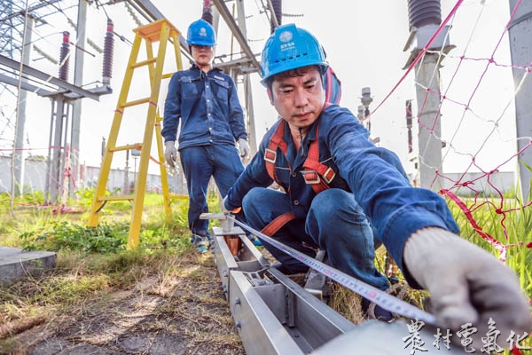 8月1日早上5点，安徽省马鞍山供电公司员工许明金在该市和县220千伏西梁山变电站，测量闸刀长度。陶磊（摄）.jpg