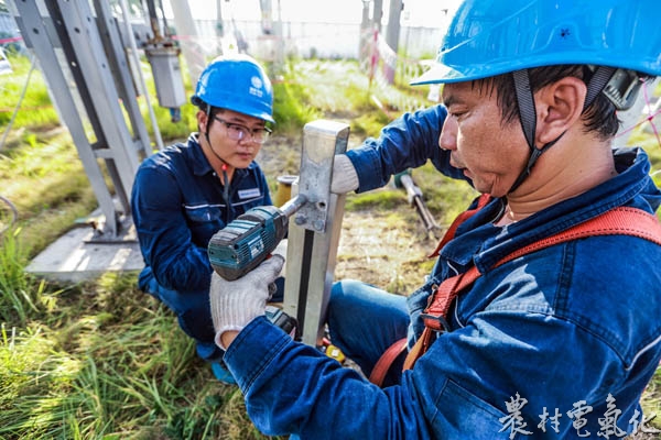 8月1日早上5点，安徽省马鞍山供电公司员工许明金在该市和县220千伏西梁山变电站，调节闸刀间隙。陶磊（摄）.jpg