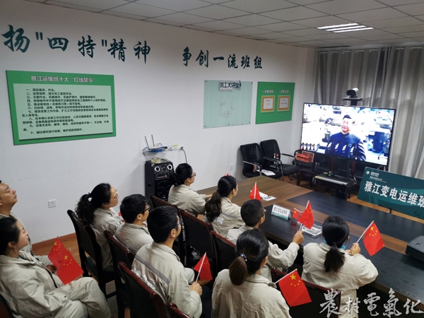图二.运维全体人员观看阅兵式班.jpg