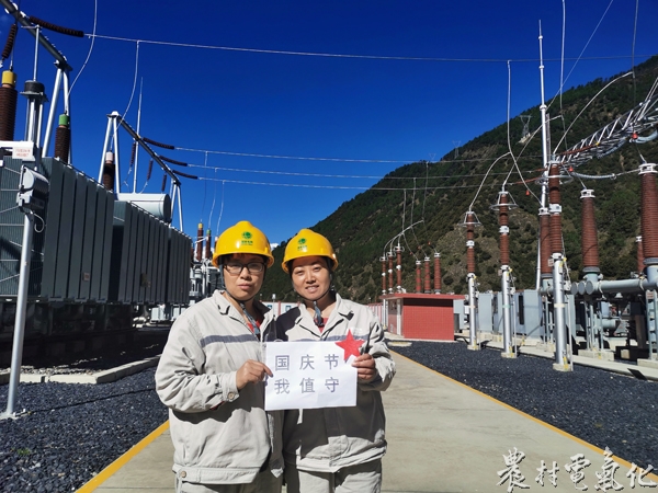 图三，运维班工作人员敬霞，张素兰在220千伏雅江变电站“保电特巡”.jpg