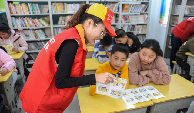 由于温度逐渐降低，取暖器已成为农村居民家家户户常用的家用电器之一，队员们通过现场实物展示，讲解其工作原理，工作用途，注意事项，给孩子们上了一节生动形象的“安全用电常识”课。