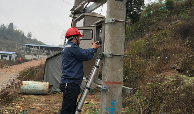 务川供电局员工申双连正在对丰乐华禹水务公司安装计量装置