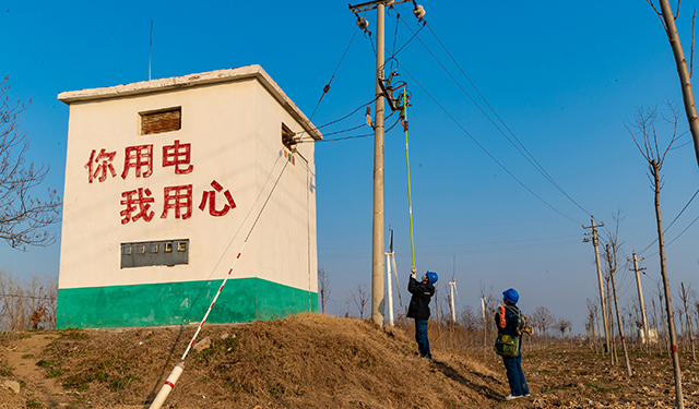 据了解，截至目前，滑县供电公司增加投运4座总容量17000千伏安的临时变电站，巡视10千伏线路130余条，总长2800余公里，更换分支线路跌落保险、避雷器、高压隔离开关等隐患设备28处，确保了供电线路设备平稳安全运行，为全县春灌用电提供了有力保障。