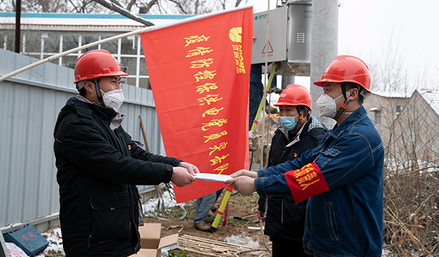 农村电气化网讯：　“我向组织申请，我要入党！”2月6日上午，在滑县版“小汤山”医院新增配变施工现场，工作负责人刘增生郑重的向党组织递交了自己的入党申请书。