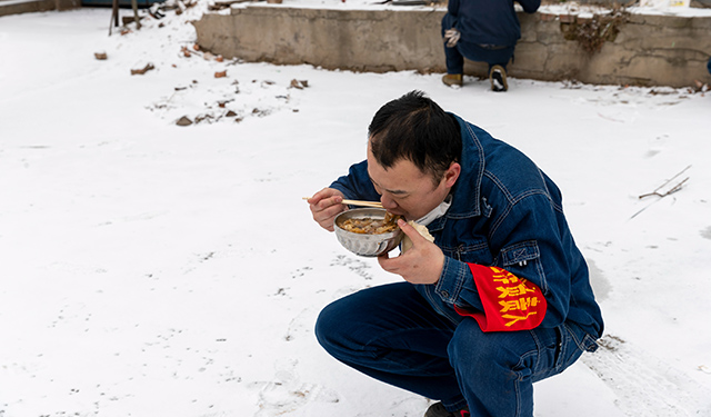 接到任务后，该公司立即制定施工方案，进行勘察、设计、备料等工作，跟时间赛跑，缩短施工时间，计划在2月6日完成施工任务。刘增生被任命为此次施工现场工作负责人。