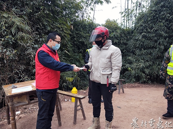 【抗疫保电】乐至公司：电力驻村干部“搭桥” 农民工平安返岗.jpg