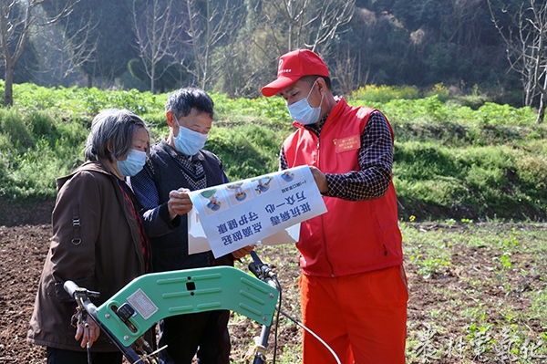 3母先维田间地头宣传防疫知识.JPG