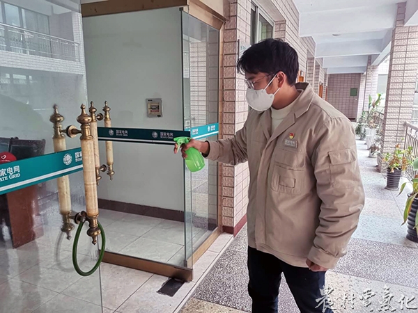 胡刚.jpg