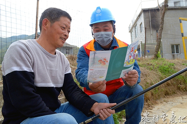 劝导钓友远离高压线下钓鱼.jpg