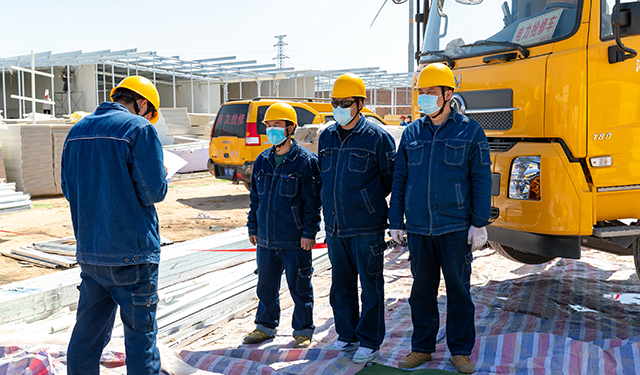 该厂区接引线路10千伏蓝工线路总长10千米，承担着上官镇工业园区24户高压用户和附近300余户普通居民用户供电任务，日用电量70000千瓦时。当前正值复工复产关键阶段，滑县供电公司决定采取带电作业接火，保障线路其他客户不停电的同时，为牧原企业客户带来优质、高效服务。经过一个多小时紧张施工，新增变压器顺利接火成功。图为，2020年4月22日，河南滑县牧原公司第十分厂新增变压器现场，国网滑县供电公司带电作业班正在组织召开施工班前会。