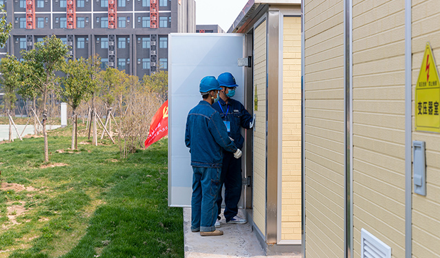 该公司提早与当地教育部门和高考点所在学校沟通了解用电需求，制定详细的保电工作方案，提前对高考保电涉及的变电站、线路、设备进行拉网式排查，及时消除安全隐患，确保供电设备运行状态良好。图为，2020年4月8日，河南滑县“2020年普通高校招生艺术省统考音乐舞蹈类专业考试”滑县第一高级中学考点，网滑县供电公司共产党员服务队队员在校园检查电力设备。