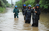 安徽和县：迎战风雨来袭 保障电力“畅通”