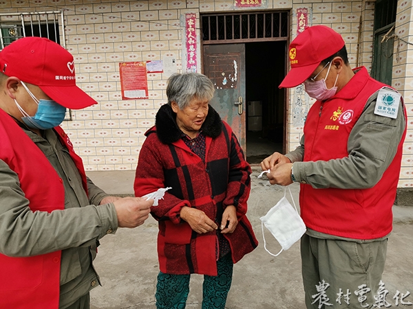 疫情期间看望孤寡老人黄兴玉.jpg