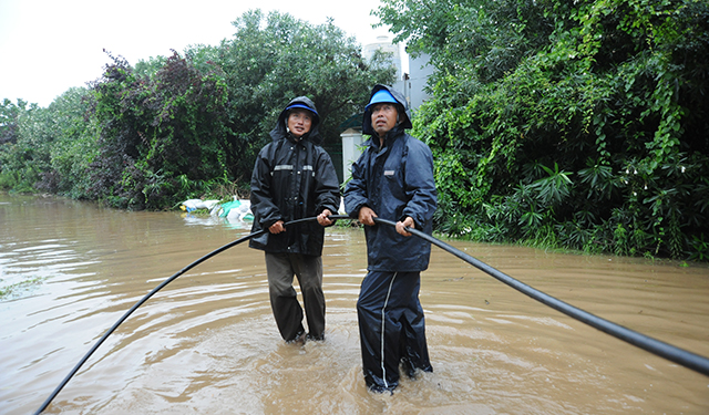 当日，安徽和县持续出现强降雨，同时伴有短时雷电大风等强对流天气，先后造成该县21条电力线路故障停电，其中遭受雷击断线8条，16300多户居民用电受到影响。图2 位于和县乌江镇工业园区的电力线路遭受雷击断线，为保障园区企业和附近居民尽快恢复用电，和县供电公司抢修人员加紧对受损线路进行更换。