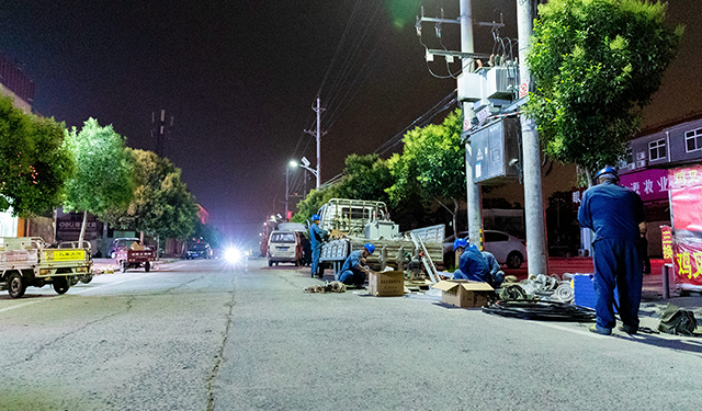 此时，电力工人正在河南滑县城关镇三街村村口10千伏建业线路西干43号杆处加装线路开关，确保线路实现多环网供电，提高供电可靠性。