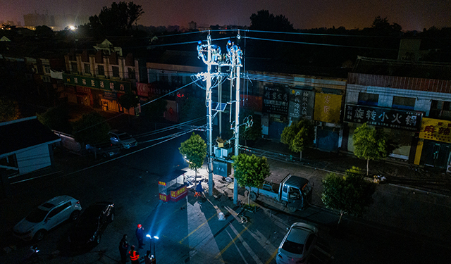 农村电气化网讯：夏夜，子时的微风夹杂着一丝凉意吹过脸颊，电力负荷逐渐下降至低谷。此时，电力工人正在河南滑县城关镇三街村村口10千伏建业线路西干43号杆处加装线路开关，确保线路实现多环网供电，提高供电可靠性