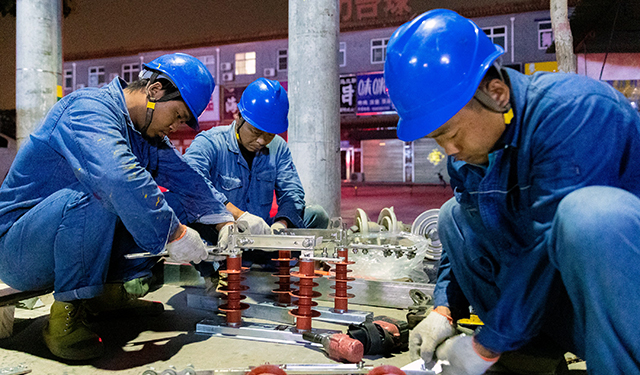 10千伏建业线路担负着“滑县第二高级中学”高考点供电任务，为圆满完成高考保电任务，国网滑县供电公司提前为该线路加装线路开关，实现多环网供电，有效提升线路供电可靠性。并采取“零点作业”方式施工，最大限度地减少工程影响。