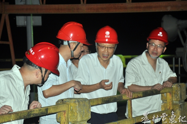 李登在螺电闸控室外观察水情.JPG